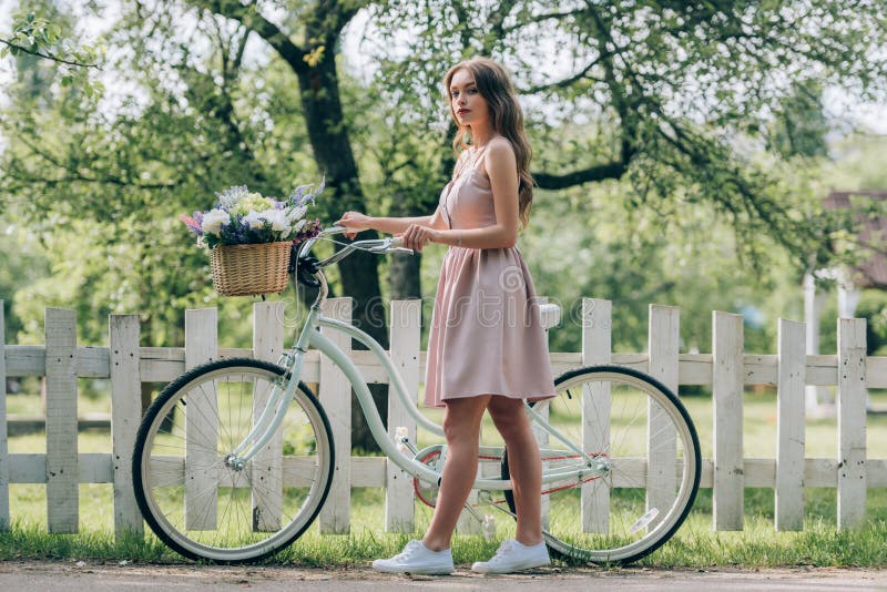 Фотообои девушка с велосипедом