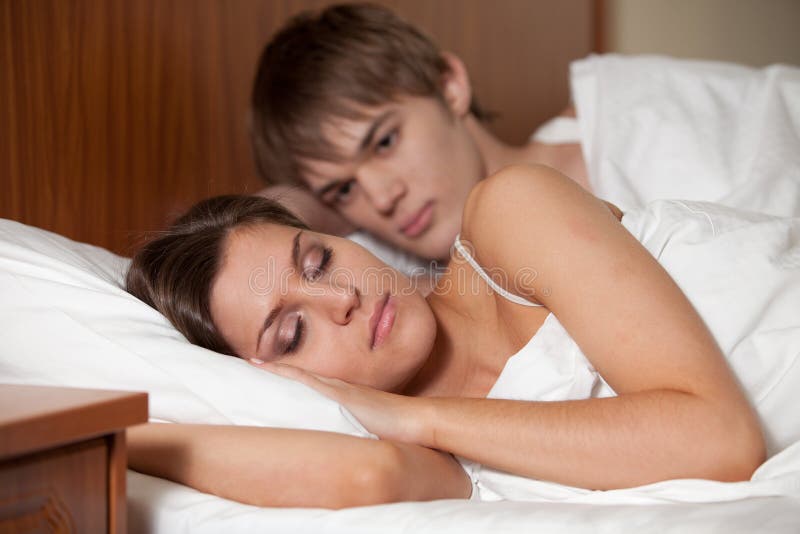 Молодое удовлетворение. Семья на кровати. Трио в постели домашние. Муж с женой в постели домашние фото.