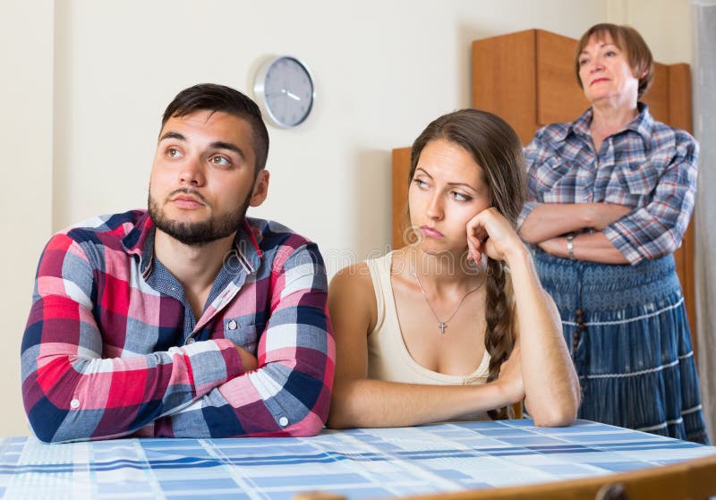 Имеют мамаш. Серьёзный разговор сына с мамой. Husband and wife Sad child. Small quarrel between husband and Family.