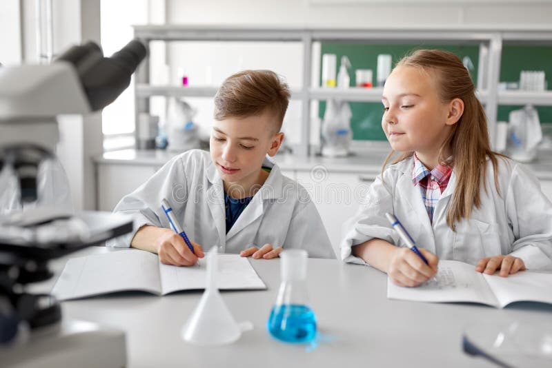 Наука для детей. Children study Chemistry at School. Ребенок изучает химию. Video at Chem Lab School. Школа с изучением химии и биологии