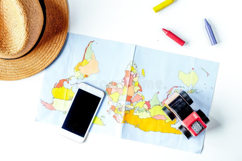 Детская туристическая одежда с картой и телефоном на белом фоне плоскаямакета Стоковое Изображение - изображение насчитывающей перемещение,турист: 164360205