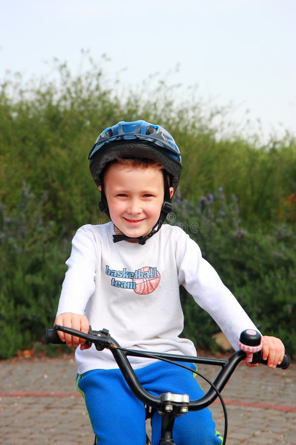 Мальчик сидит на велосипеде