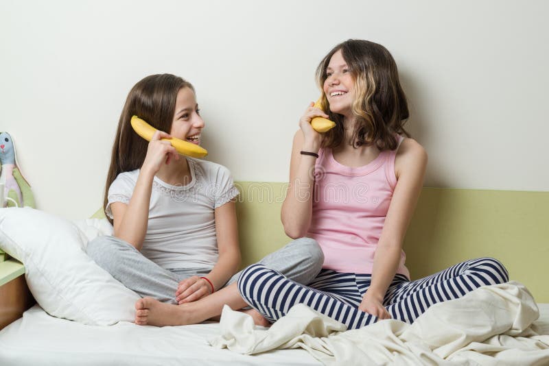 Лижет пока разговаривает по телефону. Бананы в пижамах игра. Сестра играла в телефон. Дети в пижамах играются. Сестру разговаривает с телефоном.