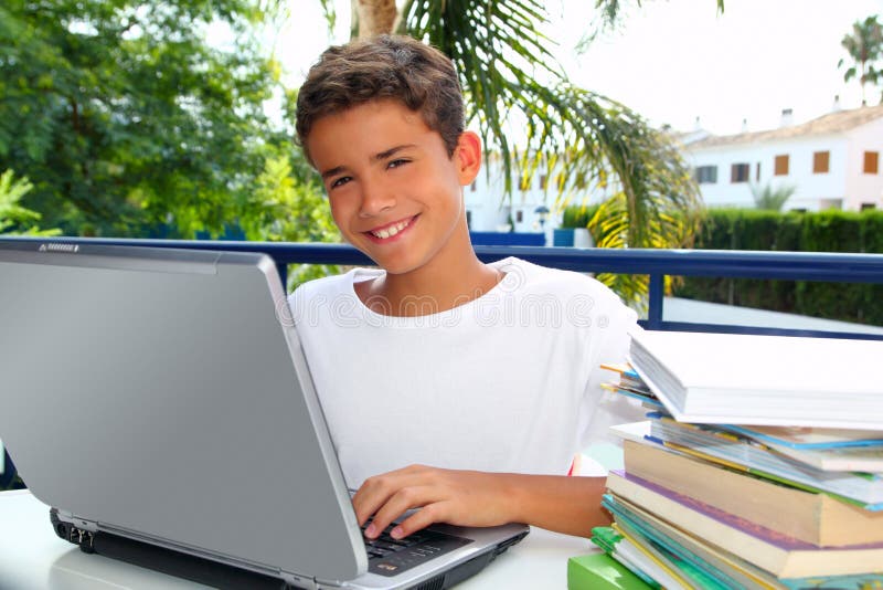 Подростки работают. Самая красивая ноутбук для подростки. Деятельность подростка. Таинственный подросток за ноутбуком картинки.