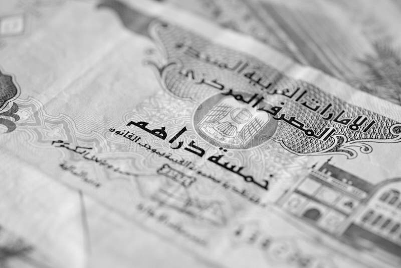 Оаэ закрывает счета. Бумажные банкноты ОАЭ. Деньги монохром. Деньги арабских Эмиратов лежат на столе.