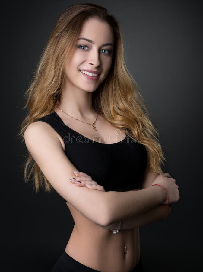 Стройная фигура. Slim pretty girl. Женщина в солнечном купальнике. Девушка в топе и теннисной юбке. Slim pretty girl.