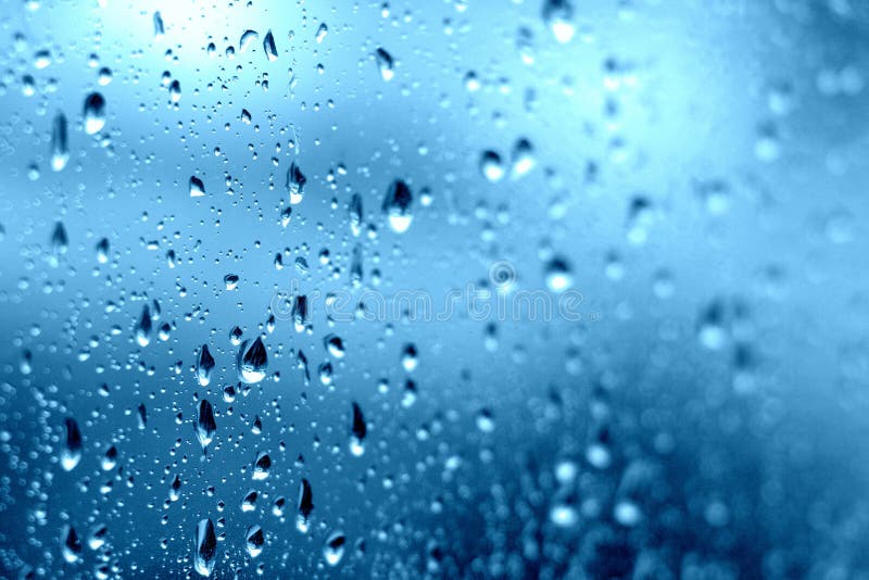 Дождь. Падения на окне. Конец на стекле. Душ. Мокрое стекло. Голубой цвет  фона. Стоковое Фото - изображение насчитывающей лоснисто, ливень: 171153894
