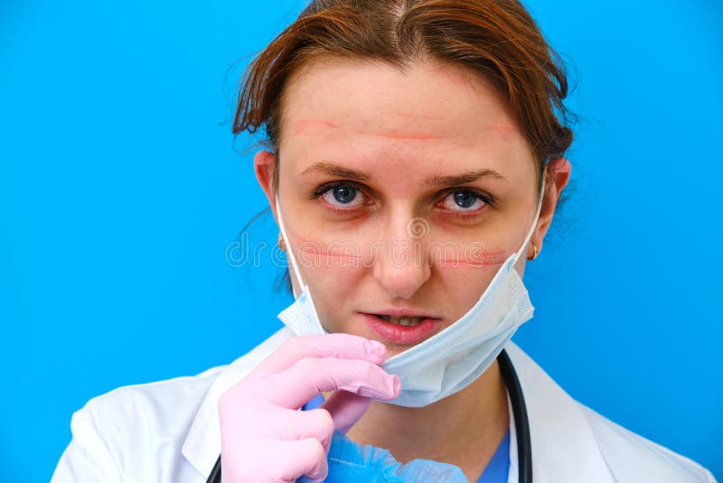 Можно ли снимать врачей. Шрамы от медицинских масок. Nurse with wound обложка с лицом девушки.
