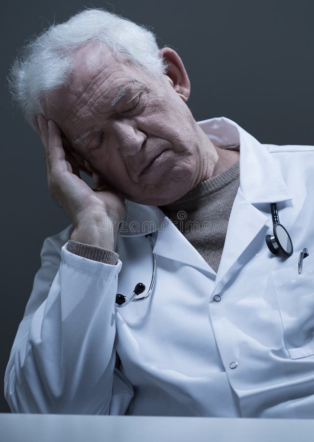 Устала быть врачом. Уставший доктор. Усталость врача. Очень уставший врач. Спящий пожилой мужчина.