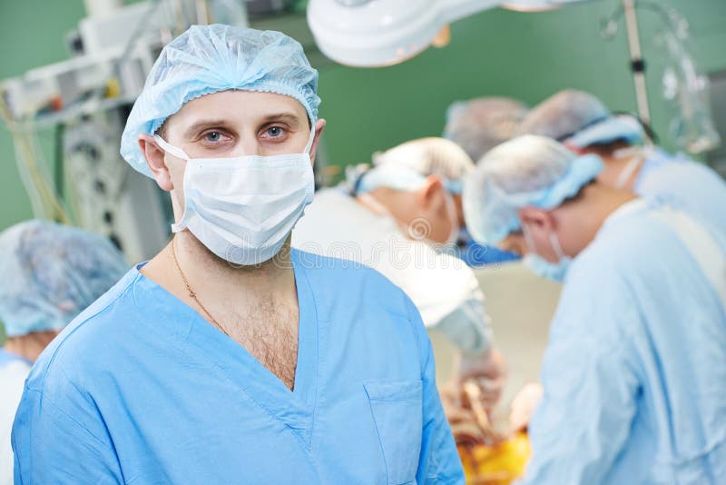 Какие есть врачи хирурги. Хирургическая операция. Фото врачей хирургов мужчин в операционной. Хирурги в операционной картинка.