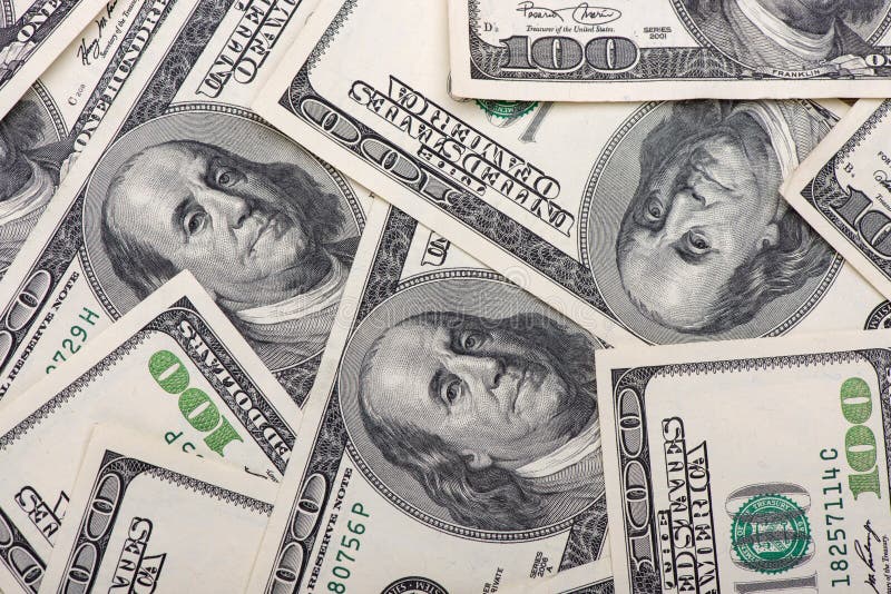 Бенджамин Франклин на 100 долларах. Порванные доллар фон серый. Кредит в долларах США.