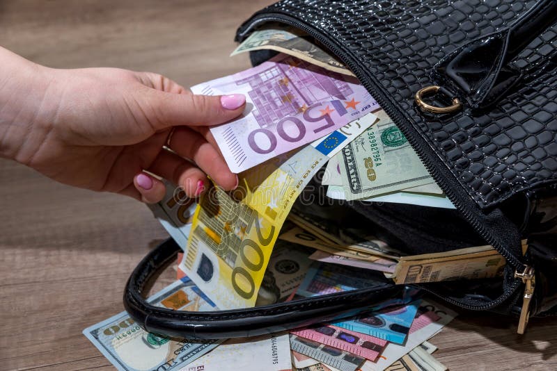 выдержка девушка Доллары выдержки девушки от наполненных полно сумок денег Стоковое  Изображение - изображение насчитывающей деньги, успех: 107571505