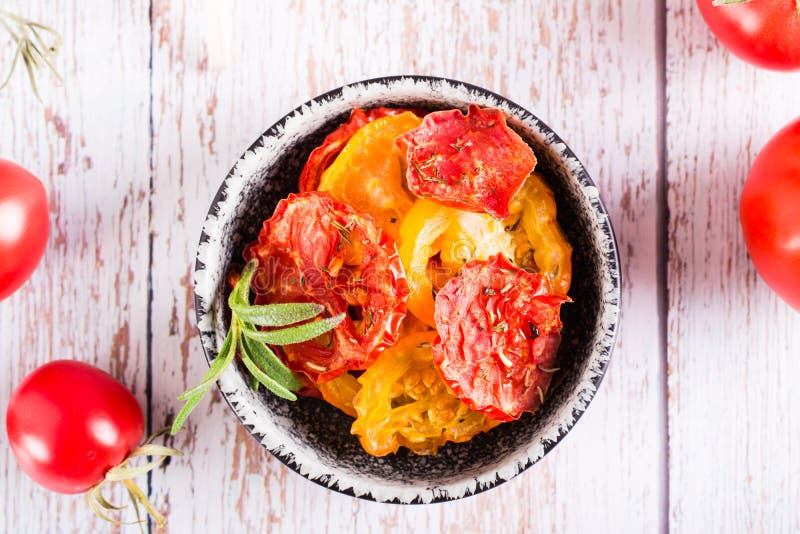Нутсы чипсы нутовые. Помидоры со вкусом клубники. Чипсы 50 гр. Вяленые помидоры с базиликом. Базилик и сушеные помидоры.