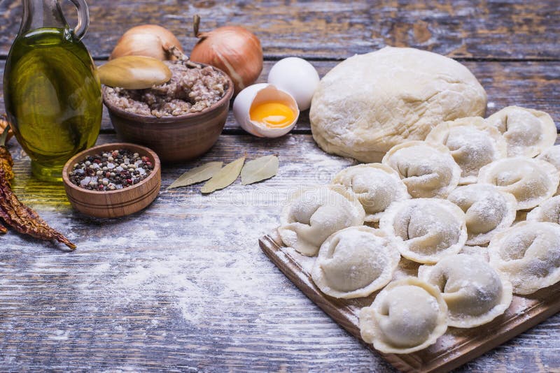 Пельмени на деревянном фоне