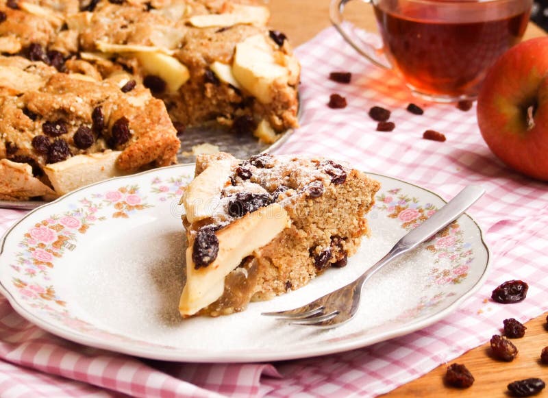 Яблочный пирог с изюмом и орехами