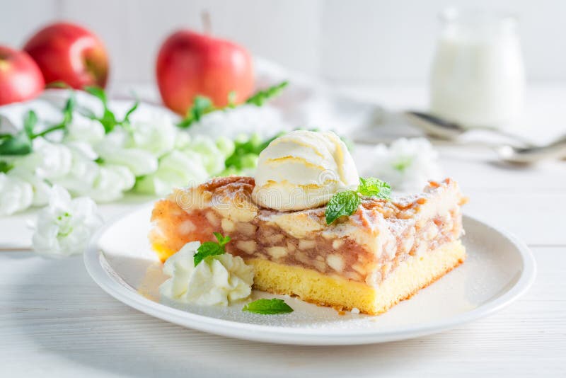 Яблочный пирог с мороженым