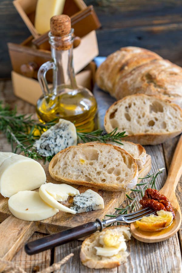 Bread olive oil. Хлеб и сыр. Хлеб масло сыр. Чиабатта с оливковым маслом. Хлеб с маслом.