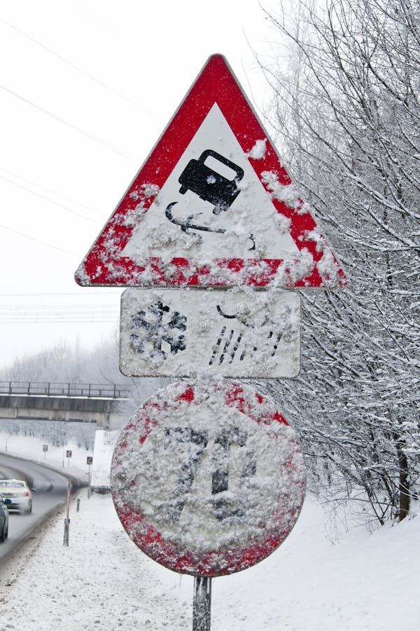 Дорожные знаки снег. Зимние дорожные знаки. Дорожный знак в снегу. Зимние Канадские дорожные знаки. Дорожный знак из снега.