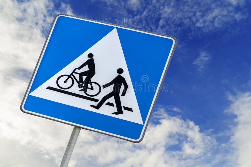 Знак можно ходить. В Индии дорожные знаки велосипедисты. Предписывающий знак пешеходный переход. Pedestrian Bicycle. Знак ходить рядом с путями.