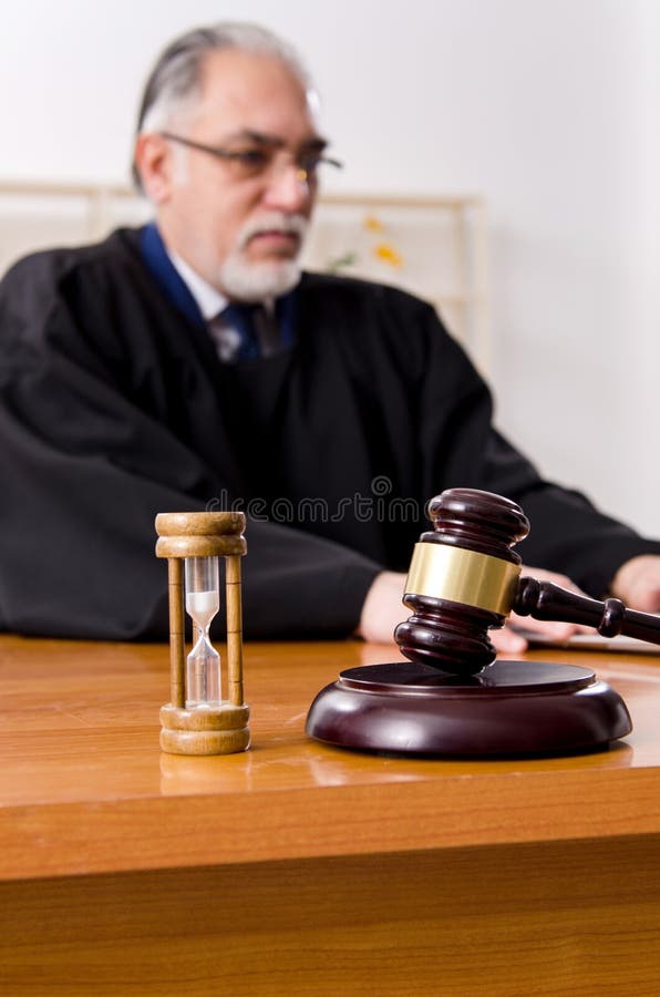 Возраст юриста. Фото пожилого юриста. Выборы судьи картинка. Видео юриста в возрасте.