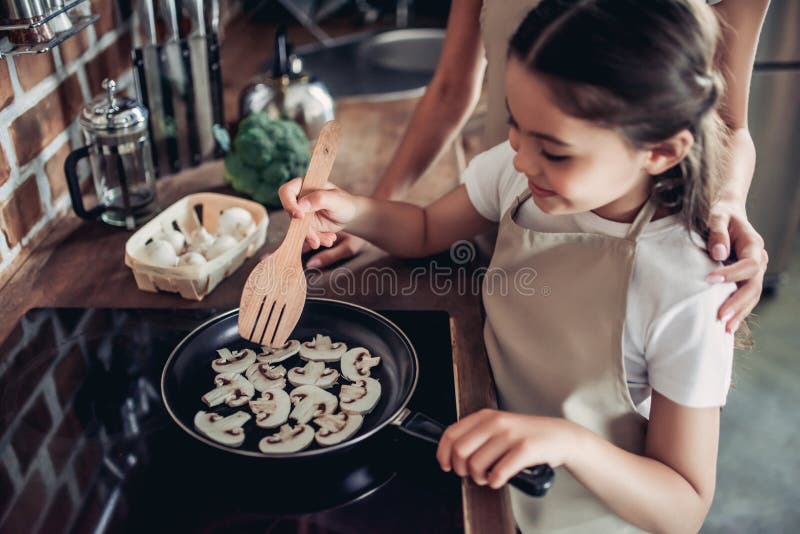 Грибы девушка жарит. Картинка мама жарит. Картинка девушка жарит грибы. Мамочки жареные. Мама будет жарить