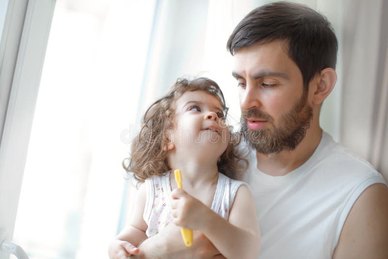 Pure daughter. Папа учит маленькую девочку. Отец учит дочку русское. Father teaches daughter to Smoke.