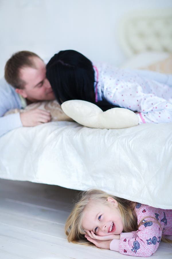 Ребенок прячется под кроватью. Картинка родители над кроваткой ребенка.