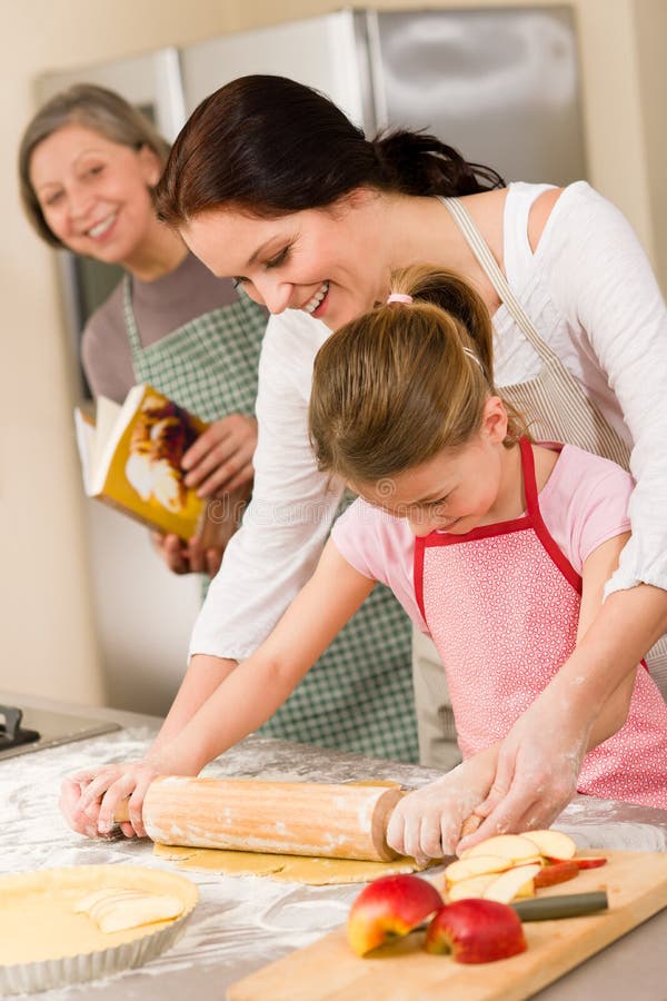 Мама готовит пирог. Совместная готовка с детьми. Готовим для детей. Мама занимается готовкой. Семья готовит.