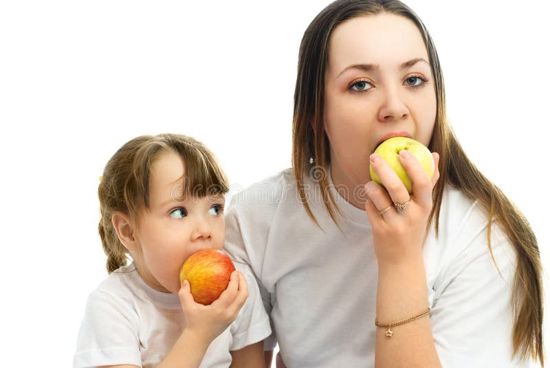 Мама ест яблоко. Кушает яблоко. Мама кушает яблоко. Мама с дочкой едят яблоки.