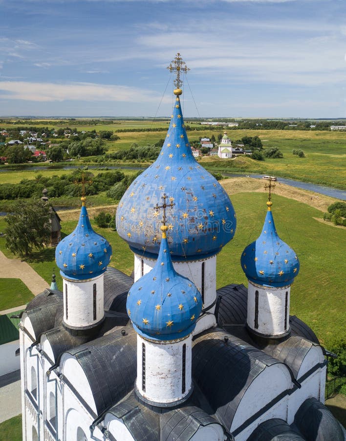 Храм в Суздале с куполами