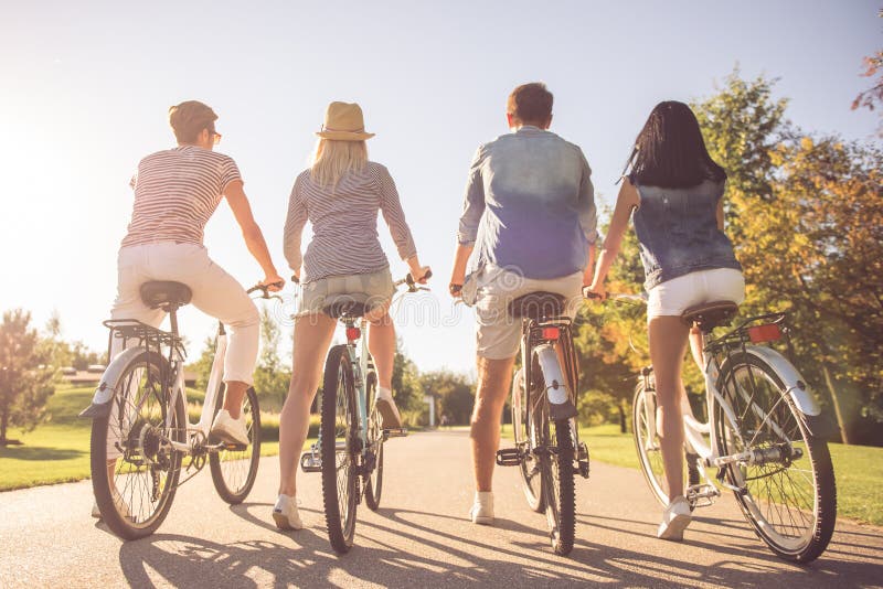 My friend riding a bike. Сайклинг в парке. Велосипеде friend. Bikes_friends_. Каникулы на велосипедах с подругами в парке.