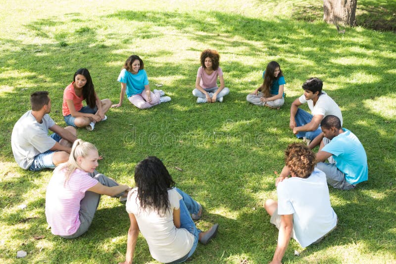 Диалог досуг правы собрала. Люди сидят в кругу. Подростки сидят в кругу. Дети сидят в кругу. Люди сидят в кругу на траве.