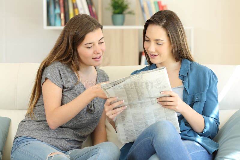Читаем газету вместе. Женщина читает газету. Друзья читают газету. Человек читает новости. Model 2 reading