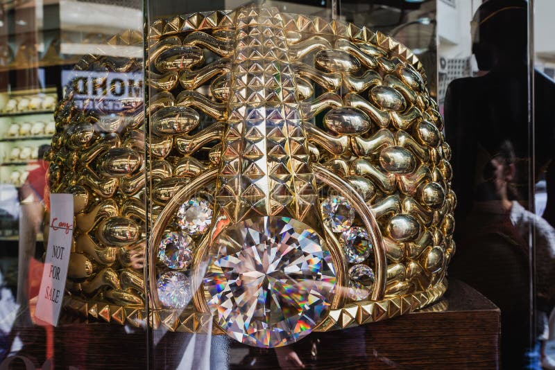 Самое большое золотое кольцо в дубае