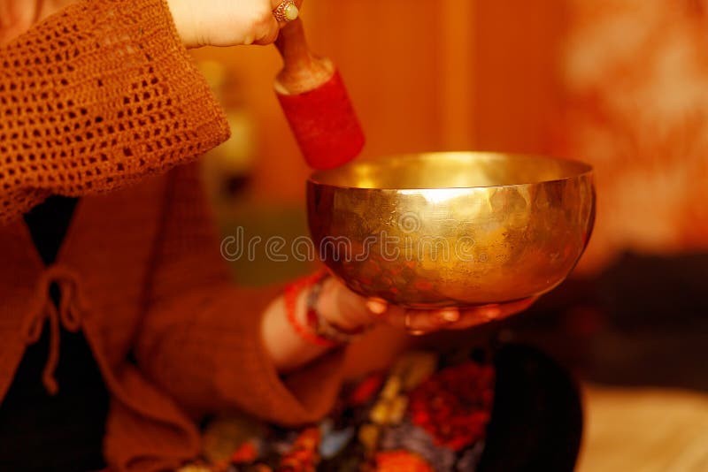 Картинка где женщина сидит внутри тибетской чаши.