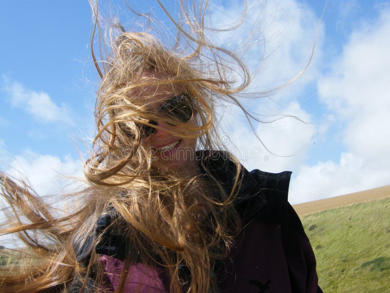 Ветер дует волосах. Волосы развеваются на ветру. Волосы развеваются на ветру мужчина. Мужик с длинными волосами на ветру. На девушку дует ветер.