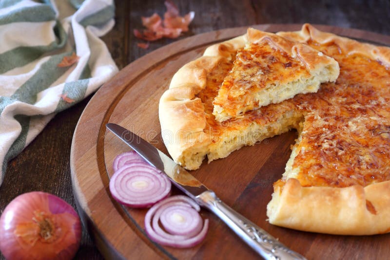 Еврейский пирог с луком и сыром