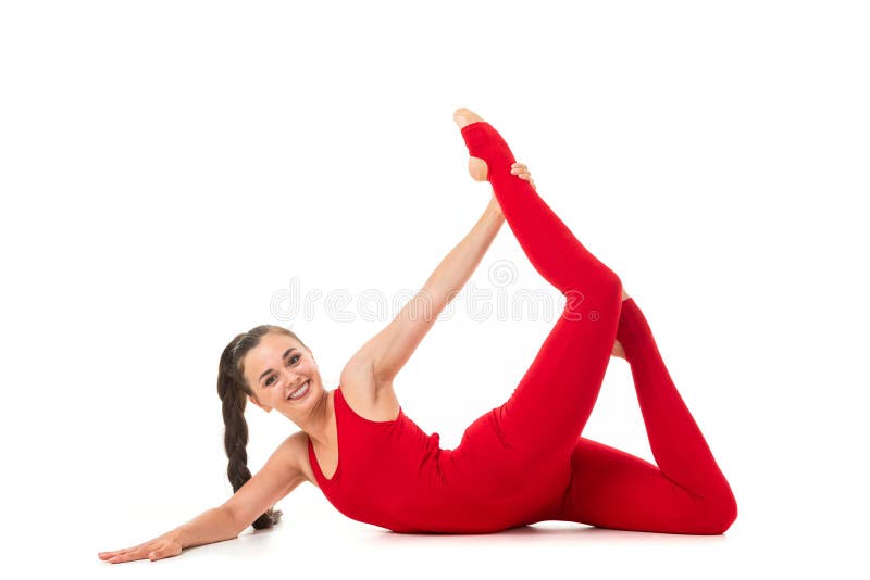 Европейская брюнетка в красном спортивном костюме проводит гимнастические упражнения для гибкого белого фона Стоковое Фото - изображение насчитывающей гимнастика, пригодность: 165300196