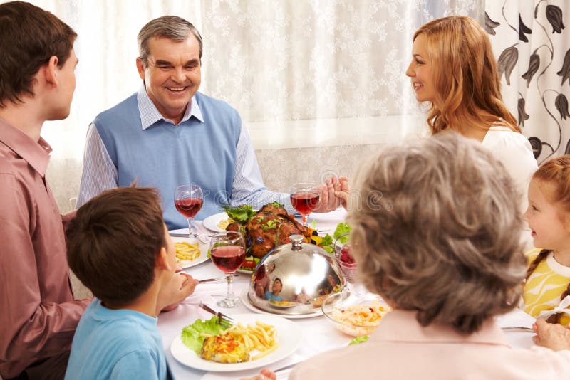 Семейный обед. Большая дружная семья за столом. Дружное семейное застолье. Приглашаю на семейный ужин.