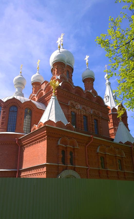 Храм с черными куполами в Туле