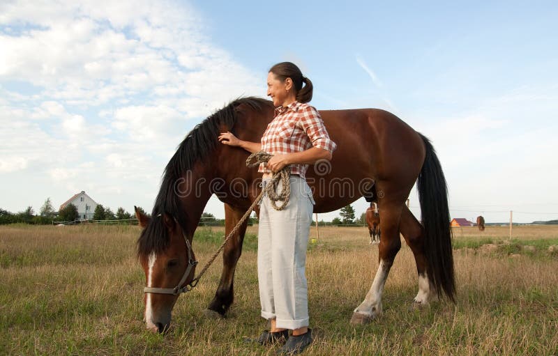 Мужчина лошадь в браке. Женщина пасёт лошадей. Лошадь и женщина занимаются. Женщина на лошади. Современная женщина на лошади.