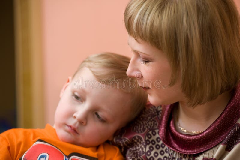 Видео крупно матери и сына. Маленький светловолосый мальчик обнимает маму. Вопросительный взгляд мамы на сына.