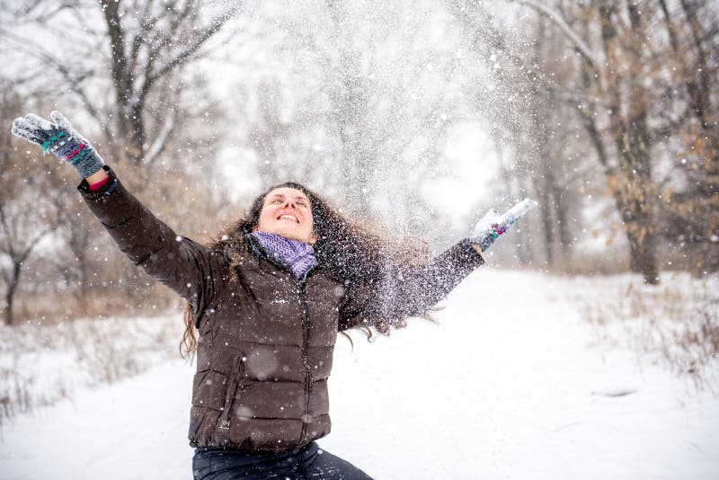 В окно кидают снежки. Фото с подбрасыванием снега. Картинка счастливая девушка подкидывает снег. Кидать снег вверх радостно видео. Девушка в Красном костюме кидает снег.
