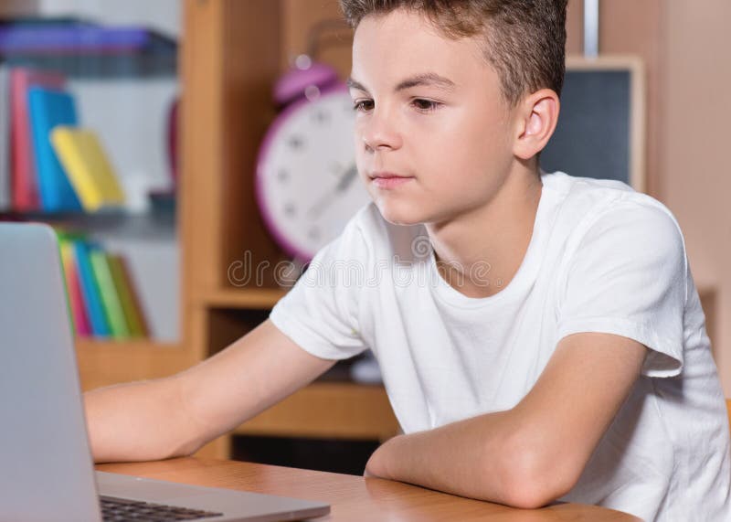 Работал мальчиком. Скромный мальчик на работе. Работа для мальчиков. Мальчик работает. Работал мальчиком.