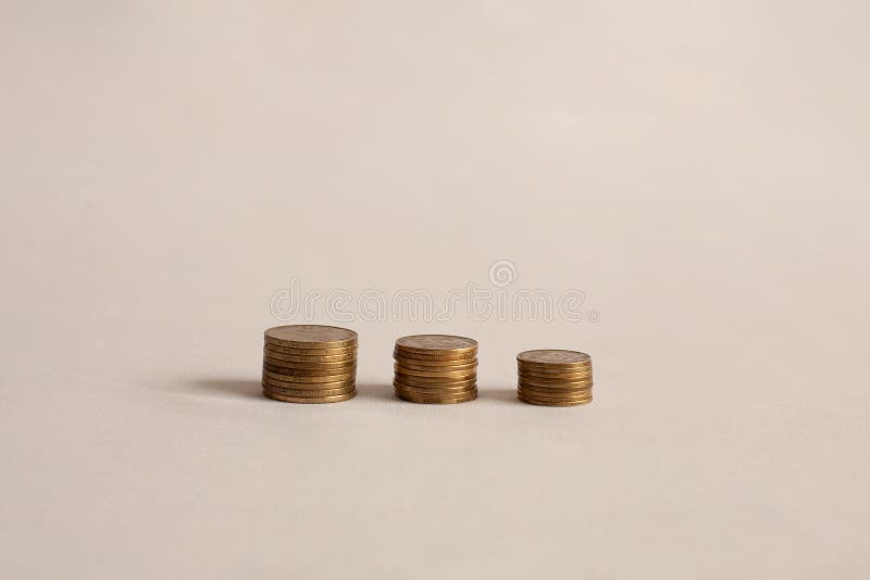 На столе лежало 3 монеты