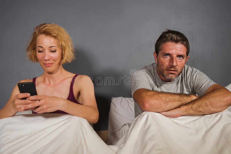 Жена принесла мужу видео. Муж в телефоне в постели жена сердитая. Жена показывает мужу мобильное приложение. Angry wife multitaskual.