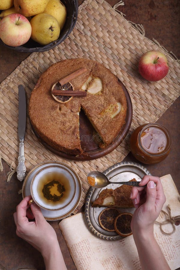 Чай с шарлоткой