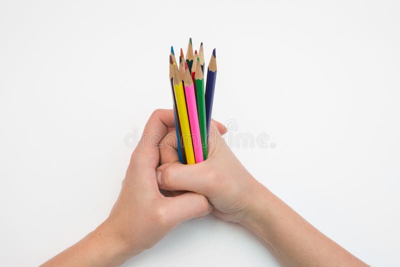 Кулак карандашом. Обе руки с карандашом. Рука женщины карандашом. Обучающие карандаши.