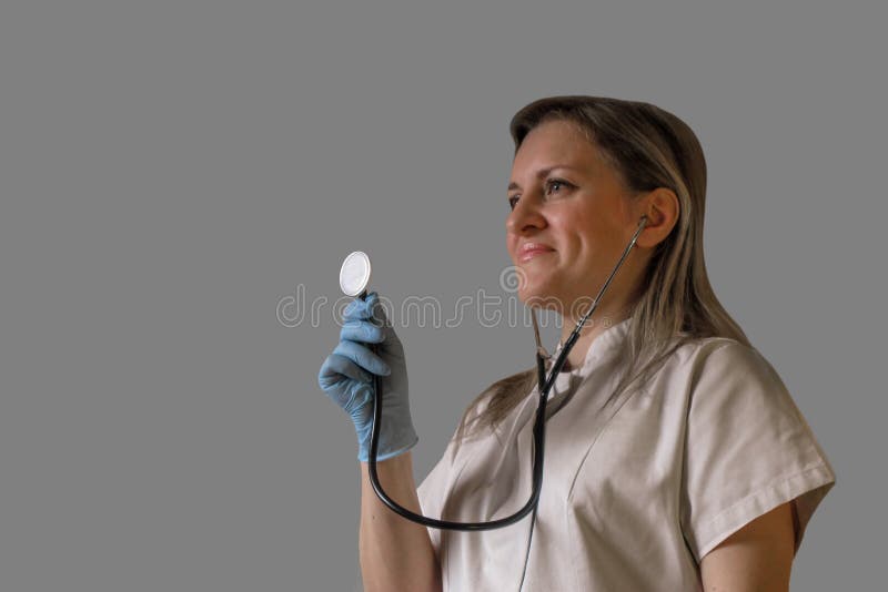 Хочу звоню врачу. Медсестра слушает. Врач со стетоскопом прослушивает пациента. Девушка медсестра с стетоскопом. Женщина врач прослушивает стетоскопом.
