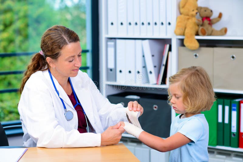 Медсестра бинтует руку ребенку. Сюжетные фотографии врач. Медсестра и дети в школе. Рука маленькой девочки в больнице.